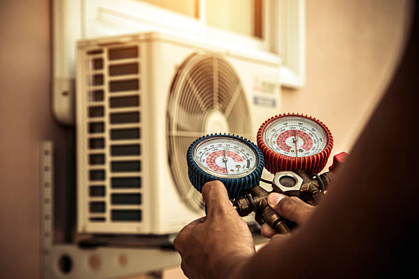 Professional Hvac technician working in Bethpage, TN